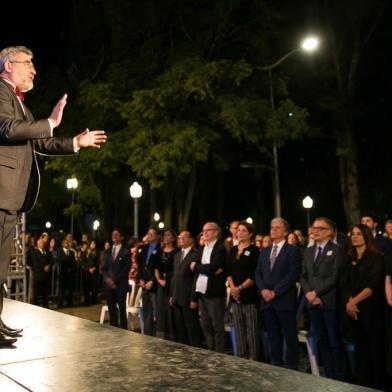  PORTO ALEGRE, RS, BRASIL, 04-04-2018.  Maestro Antônio Carlos Borges-Cunha. Abertura da 11ª Bienaldo Mercosul na pra da Alfândega, com a Orquestra de Câmara Fundarte. (FOTO ANDRÉA GRAIZ/AGÊNCIA RBS)Indexador: Andrea Graiz