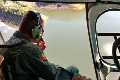 Na tarde de hoje policiais civis tripulando o helicóptero da polícia civil fizeram buscas aos três desaparecidos na localidade de Caravagio, interior de Vacaria.Foi percorrida várias vezes e visualizada minuciosamente a margem dos dois lados do rio, numa extensão de cinco quilômetros para cima e cinco quilômetros para baixo do local onde houve o desaparecimento, mas nada de considerável para a investigação foi notado. Amanhã os tripulantes operacionais do helicóptero da polícia civil retornarão ao local para mais buscas.