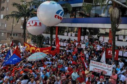  Supporters of former Brazilian president Luiz Inacio Lula da Silva gather at the metalworkers union building in Sao Bernardo do Campo, in metropolitan Sao Paulo, Brazil, on April 6, 2018 as the ex-president decides whether to resist an order to surrender and start a 12-year prison sentence for corruption.The leftist leader has not spoken in public since Thursday when Judge Sergio Moro, head of Brazils labyrinthine Car Wash anti-graft operation, issued his dramatic order, giving Lula just 24 hours to turn himself in to police in the southern city of Curitiba.  / AFP PHOTO / Miguel SCHINCARIOLEditoria: WARLocal: São Bernardo do CampoIndexador: MIGUEL SCHINCARIOLSecao: crisisFonte: AFPFotógrafo: STR