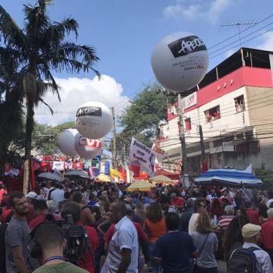  SÃO BERNARDO DO CAMPO, SP, BRASIL, 06-04-2018. Multidão de simpatizantes do ex-presidente Lula se concentra em frente à sede do Sindicato dos Metalúrgicos em São Bernardo do Campo. (JULIANA BUBLITZ/AGÊNCIA RBS)