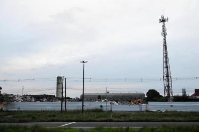  CAXIAS DO SUL, RS, BRASIL, 30/03/2018. Prédio da antiga Cesa, a Companhia Estadual de Silos e Armazéns, foi derrubado. O espaço será usado para a instalação da loja da Havan na cidade. (Diogo Sallaberry/Agência RBS)