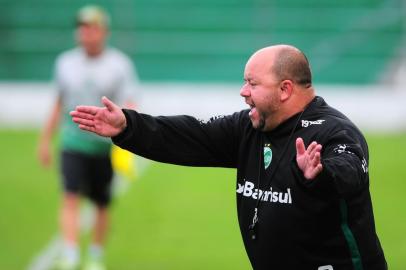  CAXIAS DO SUL, RS, BRASIL, 28/03/2018. Treino do Juventude no estádio Alfredo Jaconi. O Ju se prepara para a série B do Campeonato Brasileiro 2018. Na foto, técnico Julinho Camargo. (Porthus Junior/Agência RBS)