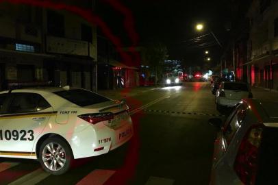 Criminosos armados assaltaram uma lotérica e um carro forte por volta das 20h desta sexta-feira (6), na Avenida Presidente Rosselvelt, no bairro Navegantes, zona norte de Porto Alegre.