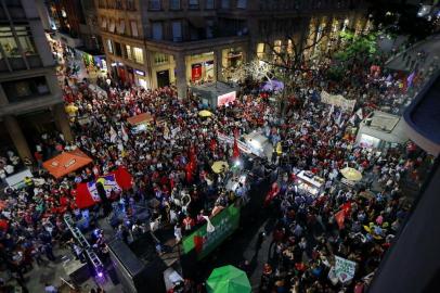  PORTO ALEGRE, RS, BRASIL, 06-04-2018. Manifestantes em favor do ex-presidente Lula se reunem na Esquina Democrática contra a prisão do petista. (ANSELMO CUNHA/AGÊNCIA RBS)