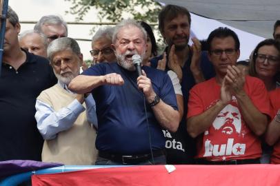 LULA NO SINDICATO DOS METARLUGICOS DO ABCSP - LULA/CONDENACAO - POLÍTICA - Lula durante Missa realizada em frente ao Sindicato dos Metarlugicos do ABC, na manhã de hoje (07/04), onde o ex Presidente Luiz Inacio Lula da Silva está após sua condenação pelo tribunal de Curitiba,  no caso do Triplex do Guarujá. 07/04/2018 - Foto: THIAGO BERNARDES/FRAMEPHOTO/FRAMEPHOTO/ESTADÃO CONTEÚDOEditoria: POLÍTICALocal: SÃO PAULOIndexador: THIAGO BERNARDESFonte: FRAMEPHOTOFotógrafo: FRAMEPHOTO