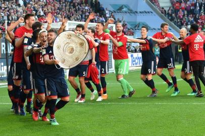  The team of FC Bayern Munich celebrate after the German first division Bundesliga football match FC Augsburg vs FC Bayern Munich in Augsburg, southern Germany, on April 7, 2018. / AFP PHOTO / Christof STACHE / Editoria: SPOLocal: AugsburgIndexador: CHRISTOF STACHESecao: soccerFonte: AFPFotógrafo: STR