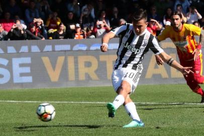  Juventus Argentinian striker Paulo Dybala scores a penalty during the Italian Serie A football match Benevento Calcio vs FC Juventus on March 7, 2018 at the Ciro Vigorito Stadium in Benevento. / AFP PHOTO / CARLO HERMANNEditoria: SPOLocal: BeneventoIndexador: CARLO HERMANNSecao: soccerFonte: AFPFotógrafo: STR