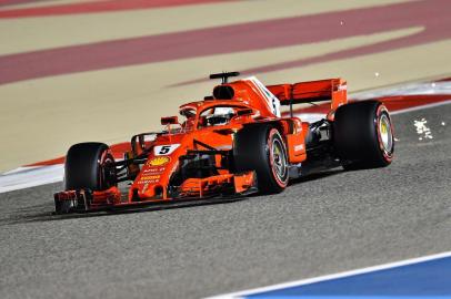 Auto - F1 - 2018 Formula One season - 2018 Grand Prix de BahreïnFerraris German driver Sebastian Vettel drives his car in the qualifying session to win pole position on April 7, 2018, ahead of the Bahrain Formula One Grand Prix at the Bahrain International Circuit in Sakhir.  / AFP PHOTO / GIUSEPPE CACACEEditoria: SPOLocal: SakhirIndexador: GIUSEPPE CACACESecao: motor racingFonte: AFPFotógrafo: STF