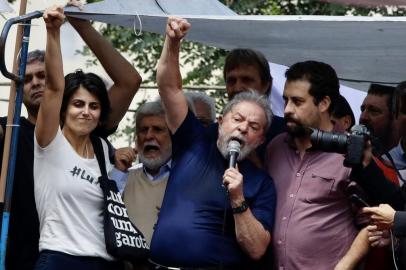 LULA NO SINDICATO DOS METARLUGICOS DO ABCSP - LULA/CONDENACAO - POLÍTICA - Lula durante Missa realizada em frente ao Sindicato dos Metarlugicos do ABC, na manhã de hoje (07/04), onde o ex Presidente Luiz Inacio Lula da Silva está após sua condenação pelo tribunal de Curitiba,  no caso do Triplex do Guarujá. 07/04/2018 - Foto: THIAGO BERNARDES/FRAMEPHOTO/FRAMEPHOTO/ESTADÃO CONTEÚDOEditoria: POLÍTICALocal: SÃO PAULOIndexador: THIAGO BERNARDESFonte: FRAMEPHOTOFotógrafo: FRAMEPHOTO