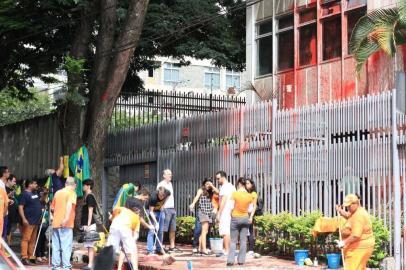 MANIFESTANTES LIMPAM PRÉDIO DA MINISTRA CARMEM LUCIA/BELO HORIZONTEMG - LIMPEZA-PRÉDIO-CARMEM-LUCIA-BH - GERAL - Manifestantes favoráveis a prisão do ex presidente Luiz Inácio Lula da Silva e militantes do partido NOVO, limpam frente do prédio da ministra do STF, Carmem Lucia, em Belo Horizonte (MG), neste sábado (07). 07/04/2018 - Foto: FERNANDO MORENO/FUTURA PRESS/FUTURA PRESS/ESTADÃO CONTEÚDOEditoria: GERALLocal: BELO HORIZONTEIndexador: FERNANDO MORENOFotógrafo: FUTURA PRESS