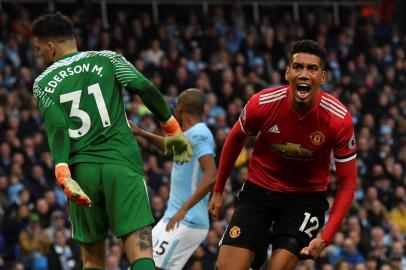  Manchester Uniteds English defender Chris Smalling (R) celebrates scoring his teams third goal during the English Premier League football match between Manchester City and Manchester United at the Etihad Stadium in Manchester, north west England, on April 7, 2018.Manchester United won the match 3-2. / AFP PHOTO / Ben STANSALL / RESTRICTED TO EDITORIAL USE. No use with unauthorized audio, video, data, fixture lists, club/league logos or live services. Online in-match use limited to 75 images, no video emulation. No use in betting, games or single club/league/player publications.  / Editoria: SPOLocal: ManchesterIndexador: BEN STANSALLSecao: soccerFonte: AFPFotógrafo: STF