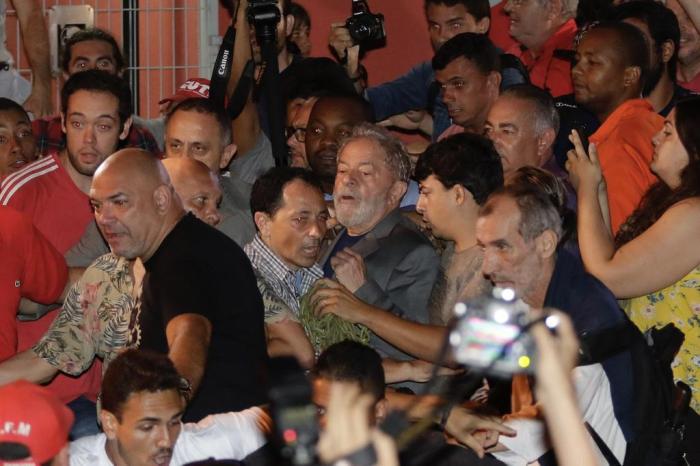 Resultado de imagem para Ex-presidente Lula  se entrega