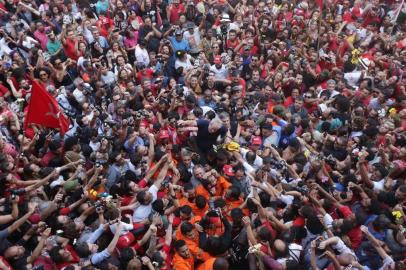 SÃ£o Bernardo do Campo SP 07 04 2018 O ex presidente Luiz Inacio Lula da Silva depois da missa no braÃ§o do povojanela do sindicato dos Metalurgicos do ABC Foto Paulo Pinto  Fotos Publicas