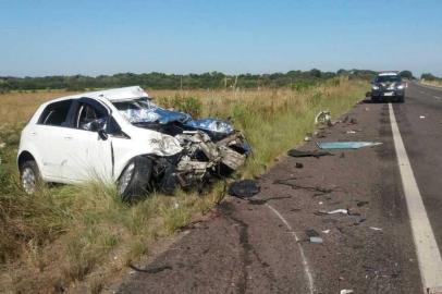 Três pessoas morreram em acidente entre carro e carreta em São Pedro do Sul