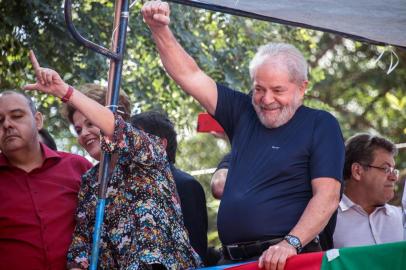  Brazilian former president (2003-2011) Luiz Inacio Lula da Silva (L) raises his fist next to Brazilian former president (2011-2016) Dilma Rousseff during a Catholic Mass in memory of Lulas late wife Marisa Leticia, at the metalworkers union building in Sao Bernardo do Campo, in metropolitan Sao Paulo, Brazil, on April 7, 2018.Brazils election frontrunner and controversial leftist icon said Saturday that he will comply with an arrest warrant to start a 12-year sentence for corruption. I will comply with their warrant, he told a crowd of supporters. / AFP PHOTO / NELSON ALMEIDAEditoria: WARLocal: São Bernardo do CampoIndexador: NELSON ALMEIDASecao: crisisFonte: AFPFotógrafo: STF