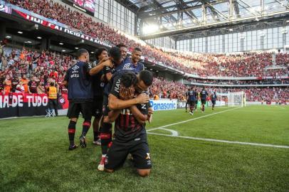 PR - CAMPEONATO PARANAENSE - ATLETICO PR X CORITIBA   - ESPORTES -  Bruno Guimaraes, do AtlÃ©tico-PR, em lance com  Thiago Lopes  do Coritiba, durante partida final do Campeonato Paranaense 2018, realizada na Arena da Baixada, em Curitiba, neste domingo (08). Foto: Geraldo Bubniak /AGB