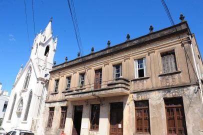  CAXIAS DO SUL, RS, BRASIL (21/03/2018). Casarão Finco. Marisa Finco, uma das herdeira, mostra a realidade do casarão Finco, que sofre com a deterioração pelo tempo e ataques de vândalos. Imóvel localiza-se ma Avenida Julio de Castilhos, bairro de Lourdes.  (Roni Rigon/Pioneiro).