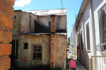  CAXIAS DO SUL, RS, BRASIL (21/03/2018). Casarão Finco. Marisa Finco, uma das herdeira, mostra a realidade do casarão Finco, que sofre com a deterioração pelo tempo e ataques de vândalos. Imóvel localiza-se ma Avenida Julio de Castilhos, bairro de Lourdes.  (Roni Rigon/Pioneiro).