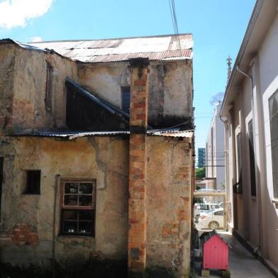  CAXIAS DO SUL, RS, BRASIL (21/03/2018). Casarão Finco. Marisa Finco, uma das herdeira, mostra a realidade do casarão Finco, que sofre com a deterioração pelo tempo e ataques de vândalos. Imóvel localiza-se ma Avenida Julio de Castilhos, bairro de Lourdes.  (Roni Rigon/Pioneiro).