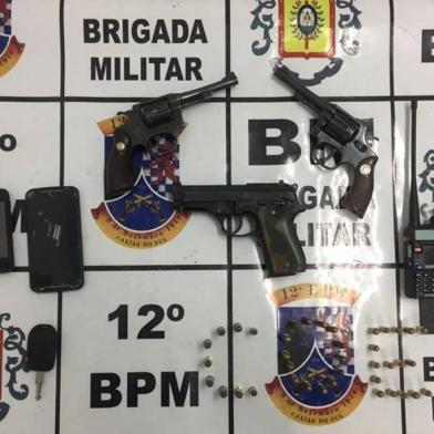 A Brigada Militar (BM) apreendeu três armas em Caxias do Sul na madrugada desta segunda-feira. Três tripulantes de um Sandeiro, que foi roubado em Porto Alegre e estava com placas clonadas, foram presos em flagrante no bairro Santa Fé. Um deles pode estar relacionado com o duplo homicídio em Flores da Cunha.