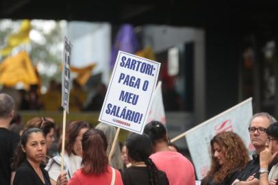  PORTO ALEGRE , RS , BRASIL , 03-08-2015- Com apoio do Cpers, professores de escolas estaduais protestam em frente à Secretaria da Educação ( FOTO : RICARDO DUARTE / AGENCIA RBS )