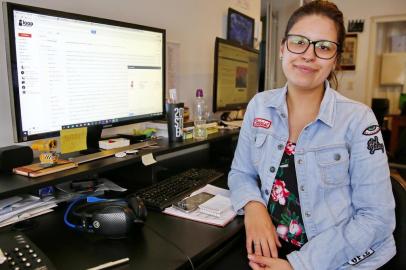  PORTO ALEGRE, RS, BRASIL 09/04/2018 - Daniela Sangalli, encontrou uma oportunidade através do grupo Vagas de Comunicação no RS no Facebook. (FOTO: ROBINSON ESTRÁSULAS/AGÊNCIA RBS)