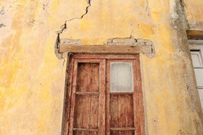  CAXIAS DO SUL, RS, BRASIL (21/03/2018). Casarão Finco. Marisa Finco, uma das herdeira, mostra a realidade do casarão Finco, que sofre com a deterioração pelo tempo e ataques de vândalos. Imóvel localiza-se ma Avenida Julio de Castilhos, bairro de Lourdes.  (Roni Rigon/Pioneiro).