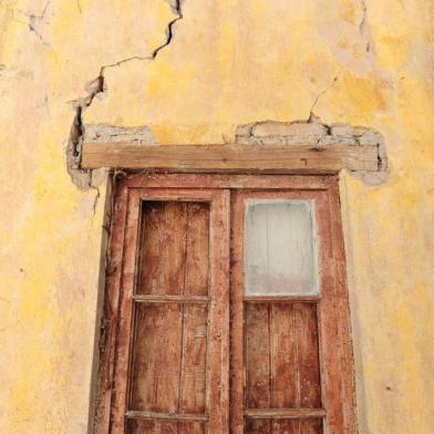  CAXIAS DO SUL, RS, BRASIL (21/03/2018). Casarão Finco. Marisa Finco, uma das herdeira, mostra a realidade do casarão Finco, que sofre com a deterioração pelo tempo e ataques de vândalos. Imóvel localiza-se ma Avenida Julio de Castilhos, bairro de Lourdes.  (Roni Rigon/Pioneiro).