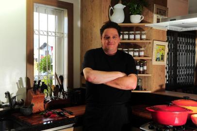  CAXIAS DO SUL, RS, BRASIL, 17/05/2017. Chef Rodrigo Werner de Oliveira grava programa Truques de Cozinha, que estreia neste sábado (dia 20 de maio) na Band RS. (Porthus Junior/Agência RBS)