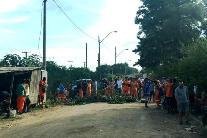 Funcionários da BA Ambiental bloqueiam saída de caminhões de lixo na Zona Norte de Porto Alegre