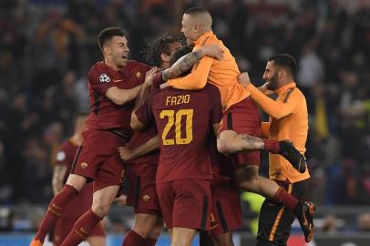 AS Romas players celebrate after winning the UEFA Champions League quarter-final second leg football match between AS Roma and FC Barcelona at the Olympic Stadium in Rome on April 10, 2018. / AFP PHOTO / LLUIS GENE