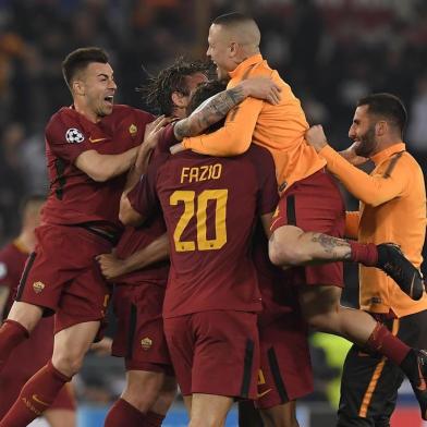 AS Romas players celebrate after winning the UEFA Champions League quarter-final second leg football match between AS Roma and FC Barcelona at the Olympic Stadium in Rome on April 10, 2018. / AFP PHOTO / LLUIS GENE