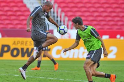  PORTO ALEGRE, RS, BRASIL, 10/04/2018- Treino do inter que ocorreu na tarde desta terça feira. Foto - Roger, Rodrigo Dourado. (FOTOGRAFO: ROBINSON ESTRÁSULAS / AGENCIA RBS)