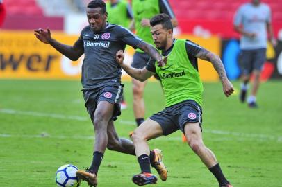  PORTO ALEGRE, RS, BRASIL, 10/04/2018- Treino do inter que ocorreu na tarde desta terça feira. Foto - Edenílson, Rossi. (FOTOGRAFO: ROBINSON ESTRÁSULAS / AGENCIA RBS)