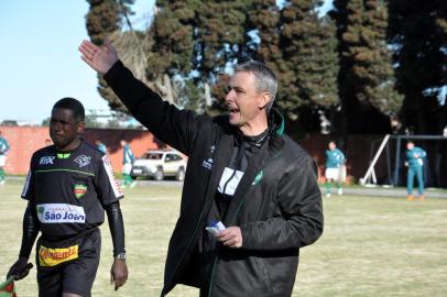  Técnico do Juventude B Tiago Nunes orientando a equipe