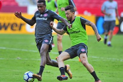  PORTO ALEGRE, RS, BRASIL, 10/04/2018- Treino do inter que ocorreu na tarde desta terça feira. Foto - Edenílson, Rossi. (FOTOGRAFO: ROBINSON ESTRÁSULAS / AGENCIA RBS)