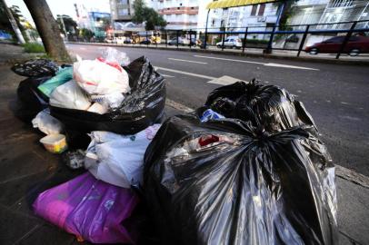  PORTO ALEGRE,RS,BRASIL.2018-04-11.Falta de coleta de lixo pelo DMLU, faz com que os sacos de lixos fique acomuldados nas calçadas,principalmente no Bairro Petrópolis.(RONALDO BERNARDI/AGENCIA RBS).