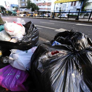  PORTO ALEGRE,RS,BRASIL.2018-04-11.Falta de coleta de lixo pelo DMLU, faz com que os sacos de lixos fique acomuldados nas calçadas,principalmente no Bairro Petrópolis.(RONALDO BERNARDI/AGENCIA RBS).