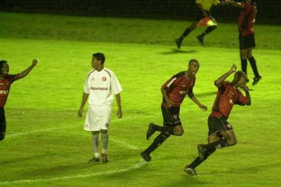 Gol do Vitória no jogo Vitória 3 x 1 Inter, válido pela Copa do Brasil 2004.#EDIÇÃO:1#PÁGINA:56