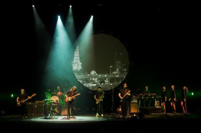 Uma viagem sensorial pelo universo do Pink Floyd. É o que promete a ATOM, uma das bandas cover de Pink Floyd mais elogiadas do Brasil, que estará em Porto Alegre pela primeira vez no dia 12 de abril para prestar uma homenagem a uma das mais famosas bandas do rock de todos os tempos. O grupo apresentará o disco The Dark Side of the Moon na íntegra, reproduzindo de forma fiel aos registros gravados. E, para adentrar ainda mais ao universo da banda britânica, serão projetados vídeos em sincronia com as músicas; e um potente jogo de luzes ambientará a cena, para que o público se sinta em um concerto de rock, recriando a experiência de se estar em um show do Pink Floyd.