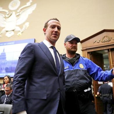 Facebook CEO Mark Zuckerberg Testifies At House HearingWASHINGTON, DC - APRIL 11: Facebook co-founder, Chairman and CEO Mark Zuckerberg (C) leaves during a break in a hearing of the House Energy and Commerce Committee in the Rayburn House Office Building on Capitol Hill April 11, 2018 in Washington, DC. This is the second day of testimony before Congress by Zuckerberg, 33, after it was reported that 87 million Facebook users had their personal information harvested by Cambridge Analytica, a British political consulting firm linked to the Trump campaign.   Chip Somodevilla/Getty Images/AFPEditoria: POLLocal: WashingtonIndexador: CHIP SOMODEVILLASecao: GovernmentFonte: GETTY IMAGES NORTH AMERICAFotógrafo: STF