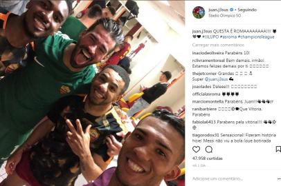 Zagueiro Juan Jesus publicou foto no vestiário da Roma com os companheiros de time, incluindo o goleiro Alisson, após a vitória contra o Barcelona.