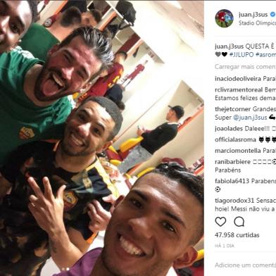 Zagueiro Juan Jesus publicou foto no vestiário da Roma com os companheiros de time, incluindo o goleiro Alisson, após a vitória contra o Barcelona.