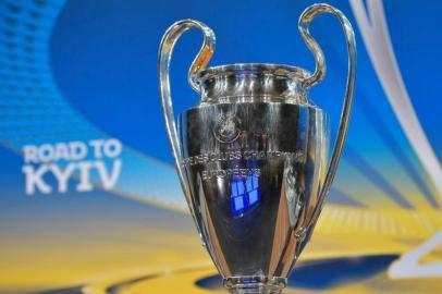 FBL-EUR-C1-DRAWThe Champions League trophy is displayed prior to the draw for the round of 16 of the UEFA Champions League football tournament at the UEFA headquarters in Nyon on December 11, 2017. / AFP PHOTO /       (Photo credit should read FABRICE COFFRINI/AFP/Getty Images)Editoria: SLocal: NyonIndexador: FABRICE COFFRINISecao: SOCFonte: AFPFotógrafo: Staff