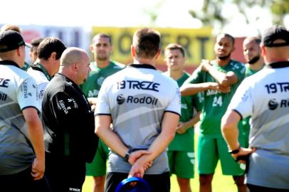  FARROUPILHA, RS, BRASIL, 11/04/2018. Treino do Juventude no Estádio das Castanheiras. O técnico Julinho Camargo orienta a equipe. (Diogo Sallaberry/Agência RBS)