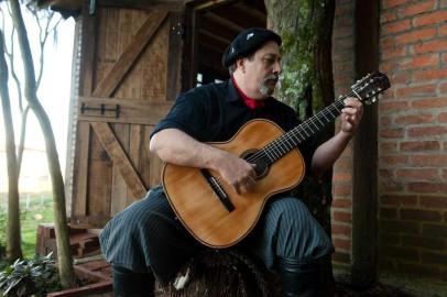 O músico e compositor nativista Marcio Manoel Borges faz show hoje, apresentando o álbum De Alma e Canto. O cantor apresenta músicas tradicionalistas e latino americanas.