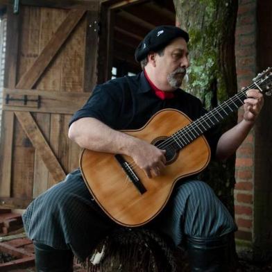 O músico e compositor nativista Marcio Manoel Borges faz show hoje, apresentando o álbum De Alma e Canto. O cantor apresenta músicas tradicionalistas e latino americanas.