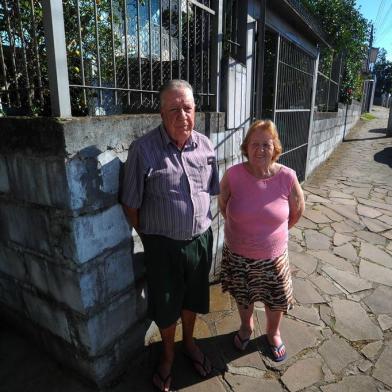  CAXIAS DO SUL, RS, BRASIL 11/04/2018Moradores notificados pela prefeitura para recuarem muros e edificações entraram na Justiça contra o município. Em dois casos da Rua Rodrigues Alves, no bairro Cruzeiro, o avanço é de 48 centímetros. Na foto: Juventino Libardi, 76 anos e Leda Tereza Concer Libardi, 76 anos (Felipe Nyland/Agência RBS)