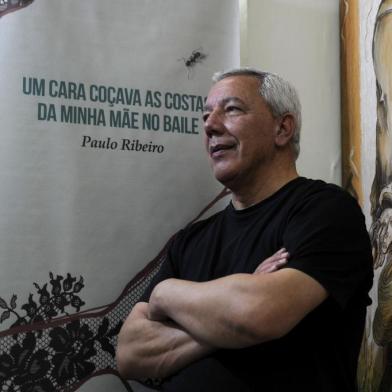  CAXIAS DO SUL, RS, BRASIL, 12/04/2018 - Um cara coçava as costas da minha mãe no baile é o título do novo livro do escritor Paulo Ribeiro. (Marcelo Casagrande/Agência RBS)