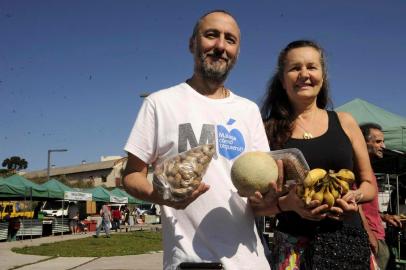  CAXAIAS DO SUL, RS, BRASIL, 07/04/2018 - Em 2018 a Feira Ecológica de Caxias do Sul completa 20 anos. Aos sábados, na Praça das Feiras, consumidores aproveitam a oferta de produtos orgânicos, oferecidos por cerca de 20 agricultores da região. NA FOTO: Carlos Castillejo e Margarete Oselame, consumidores. (Marcelo Casagrande/Agência RBS)